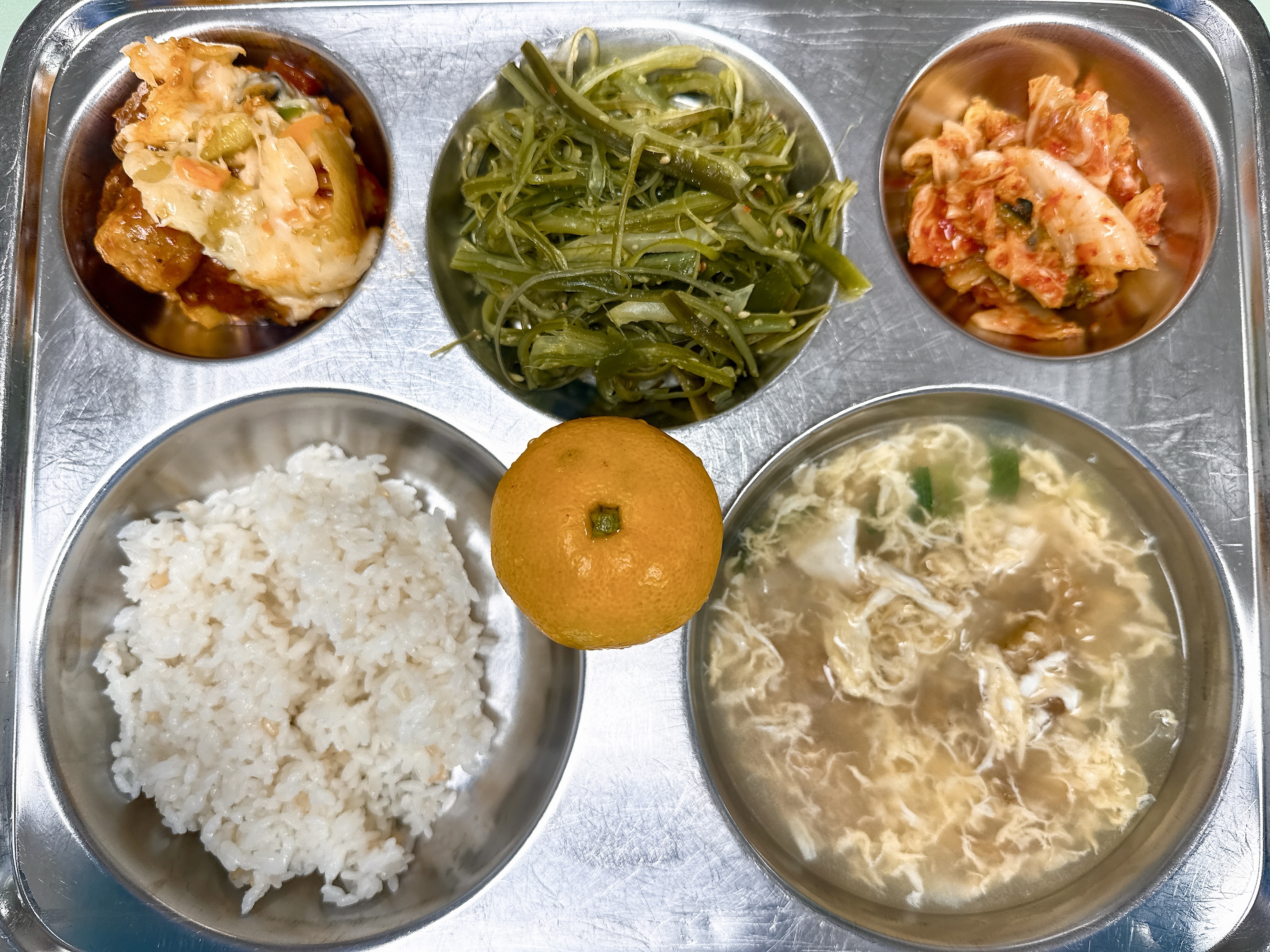 현미밥
황태계란국(1.5.6.8.9.18)
미트볼그라탕
 1.2.5.6.10.12.13.15.16.18.
미역줄기볶음(1.5.6)
배추김치(9)
귤_이미지