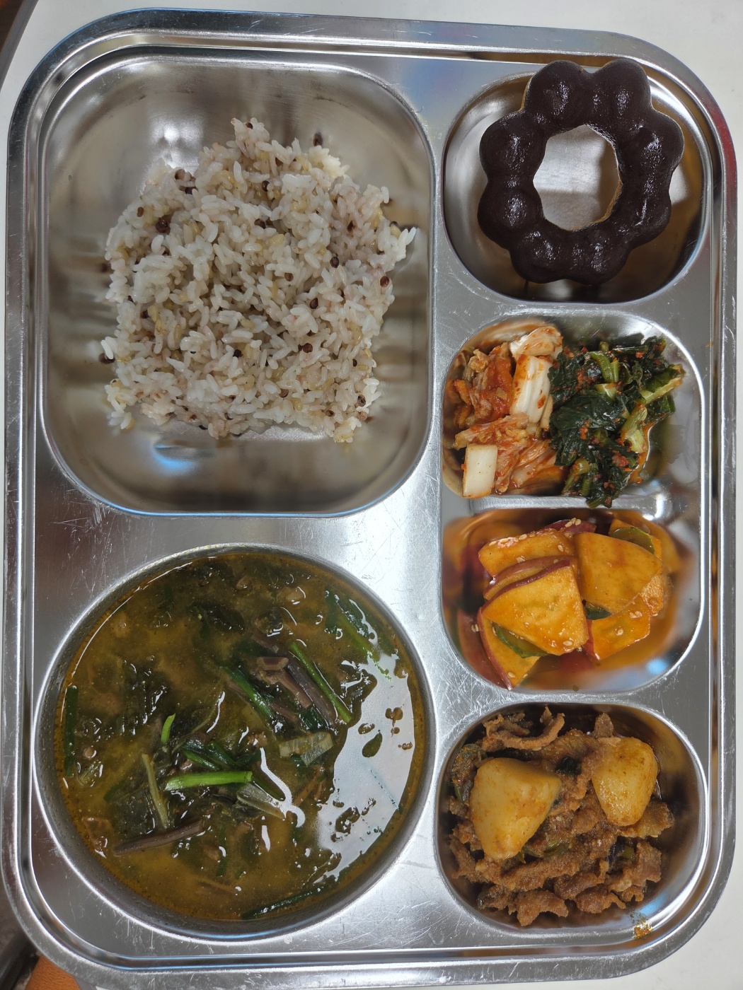 차수수밥
쇠고기보양탕(5.6.16)
사과오이초무침(5.6.13)
돈육가지볶음(5.6.10.13)
배추김치(9)ㆍ열무김치(선택)
카카오츄이스티(던킨)(2.5.6)_이미지