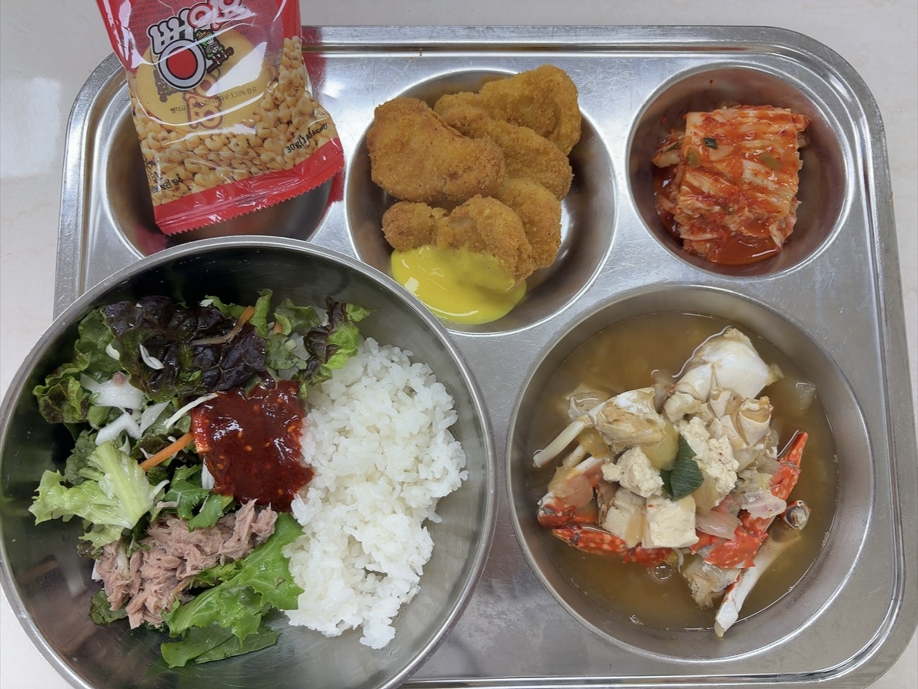 참치야채비빔밥
꽃게호박된장국
닭다리치즈너겟 &머스터드소스
배추김치
뻥이요마카롱 _이미지