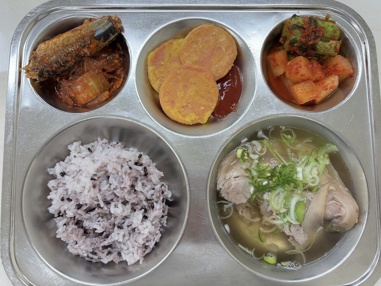 흑미밥
뉴욕곰탕
꽁치김치조림
분홍소시지전
깍두기 or
오이소박이_이미지